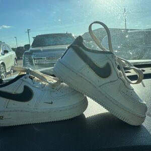 Nike toddler White and Black and Gold  dunks 5c prefect condition